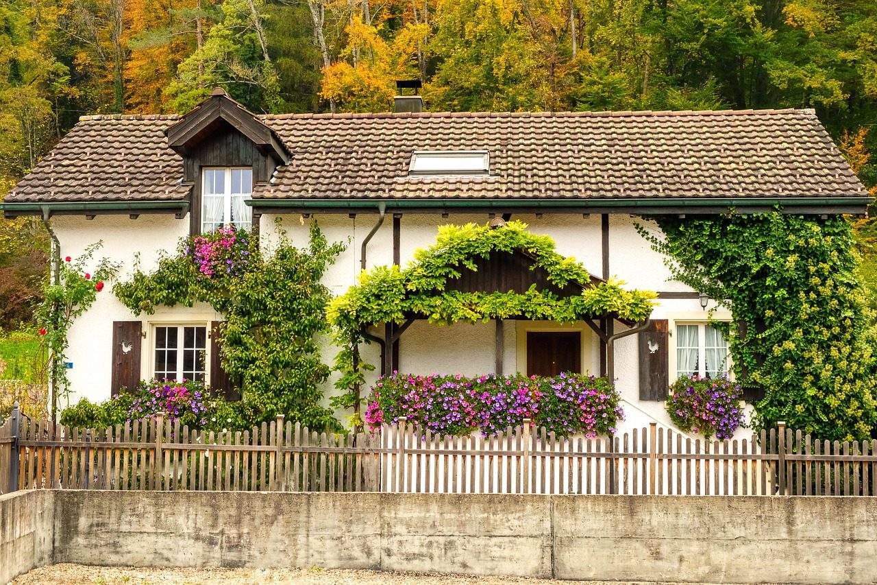 Maison suisse traditionnelle avec façade fleurie