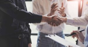 Deux personnes échangent avec un conciliateur de justice lors d'une réunion de conciliation