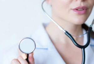 Interne en médecine consultant sa fiche de paie dans un hôpital