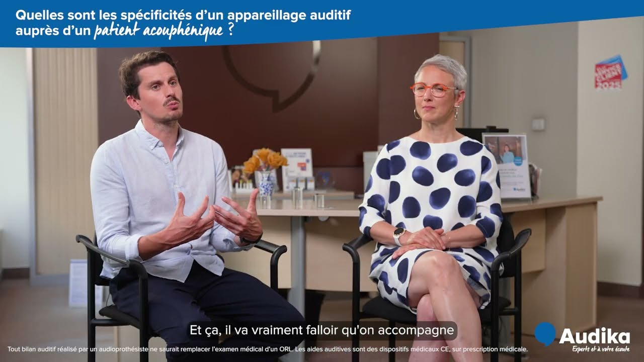 Personne tenant son oreille, gênée par des acouphènes