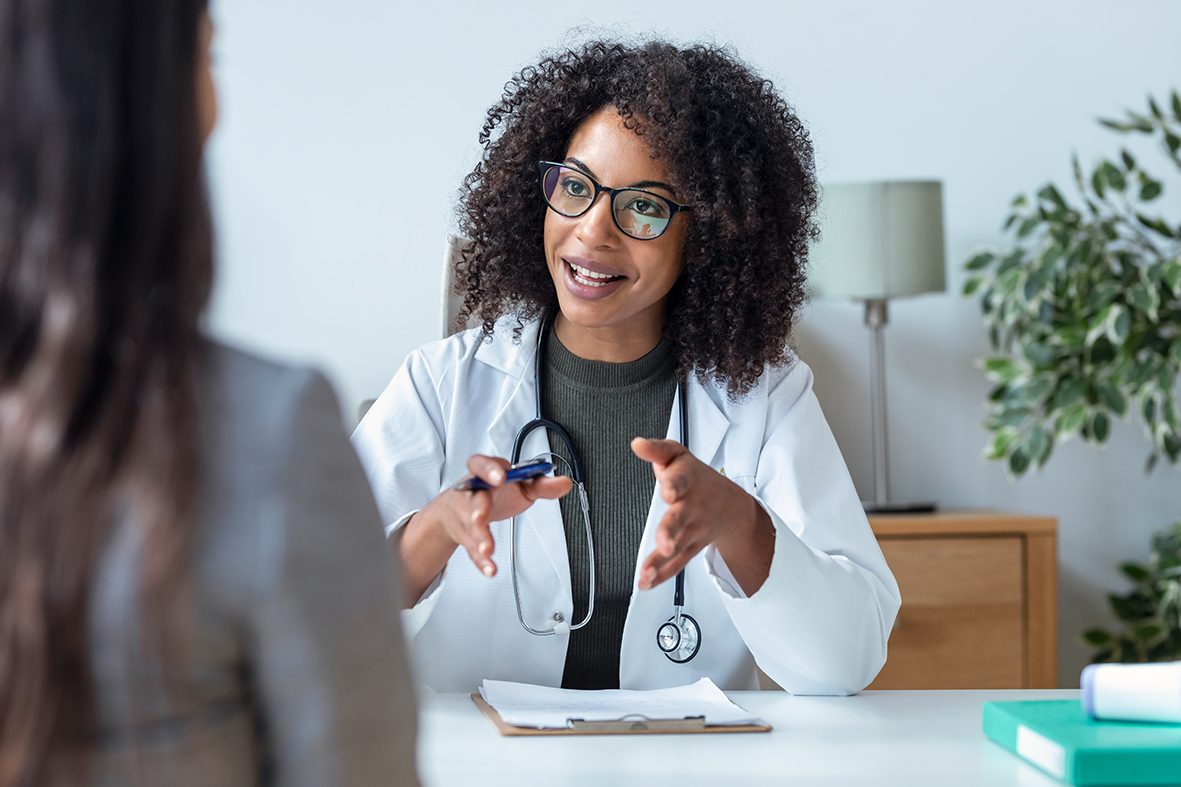 Médecin du travail en entretien avec un salarié dans un service de prévention et de santé au travail